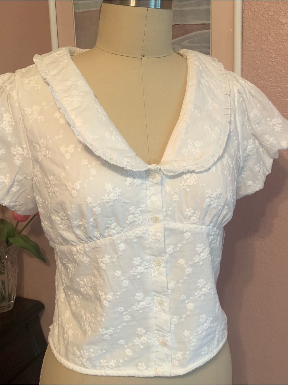 KIRIOUS LOS ANGELES NWT White Floral Eyelet Button-Front Women's Top